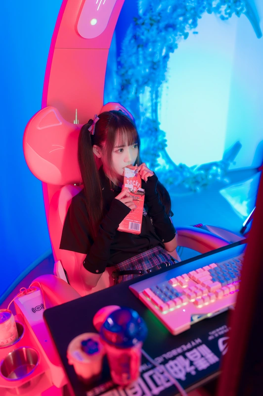 电竞少女 - 兔子zzz不吃胡萝卜